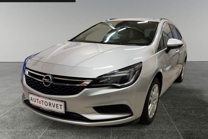 Sølv Opel Astra fra 2019 set udefra