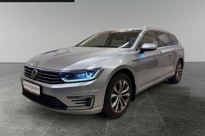 Sølv VW Passat fra 2018 set udefra