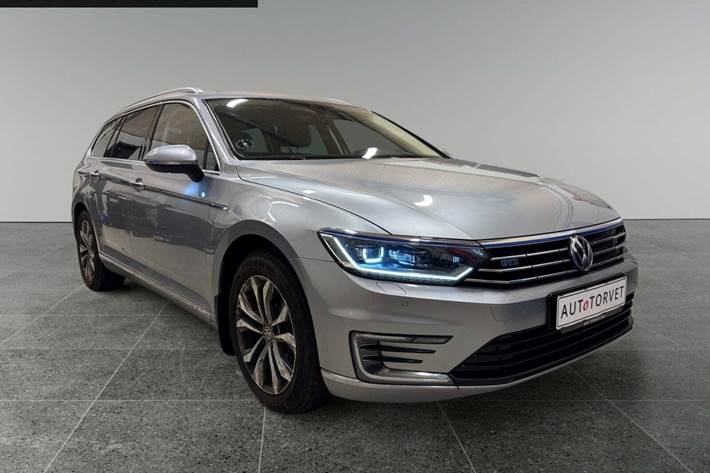 Sølv VW Passat fra 2018