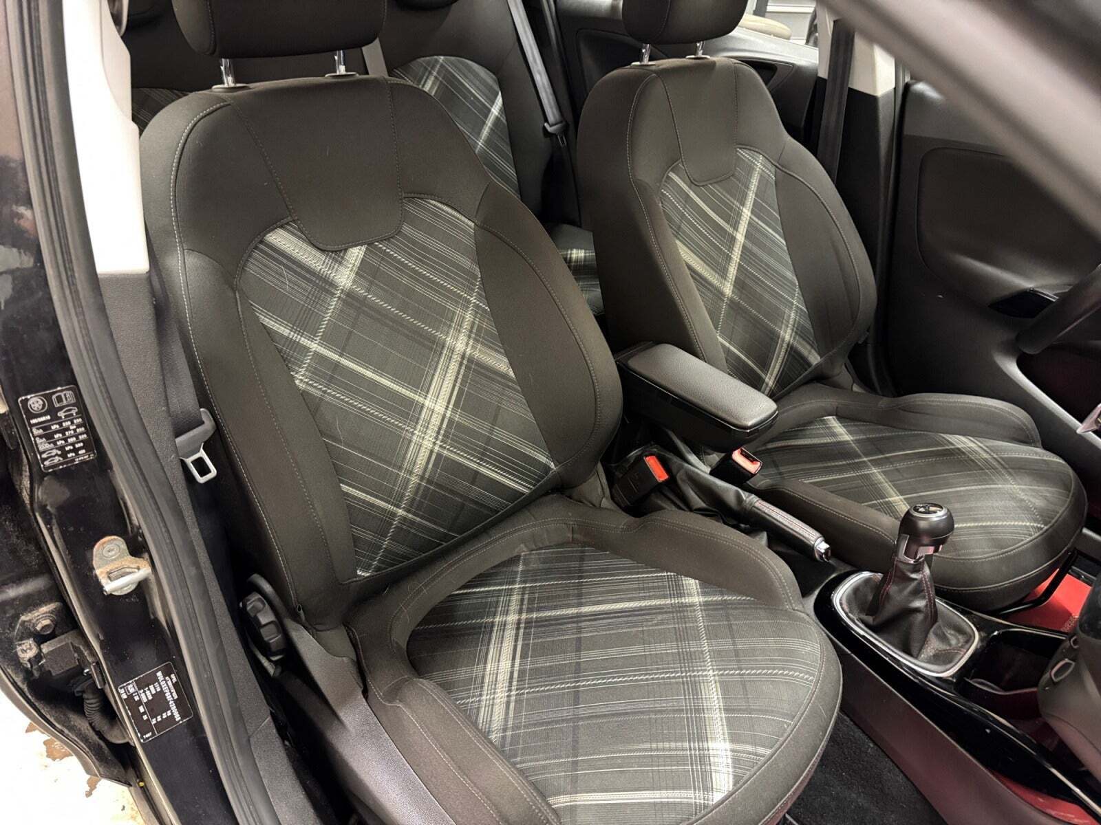 Grå Opel Corsa fra 2016