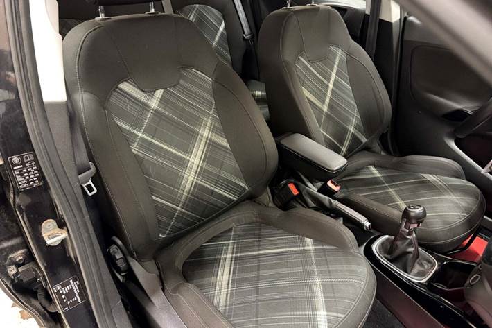 Grå Opel Corsa fra 2016