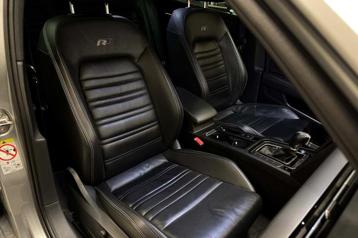 Sølv VW Passat fra 2019