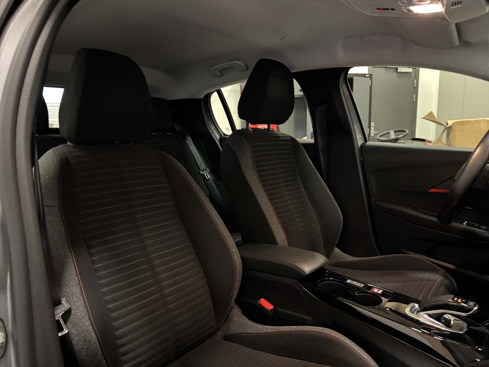 Sølv Peugeot e-208 fra 2021