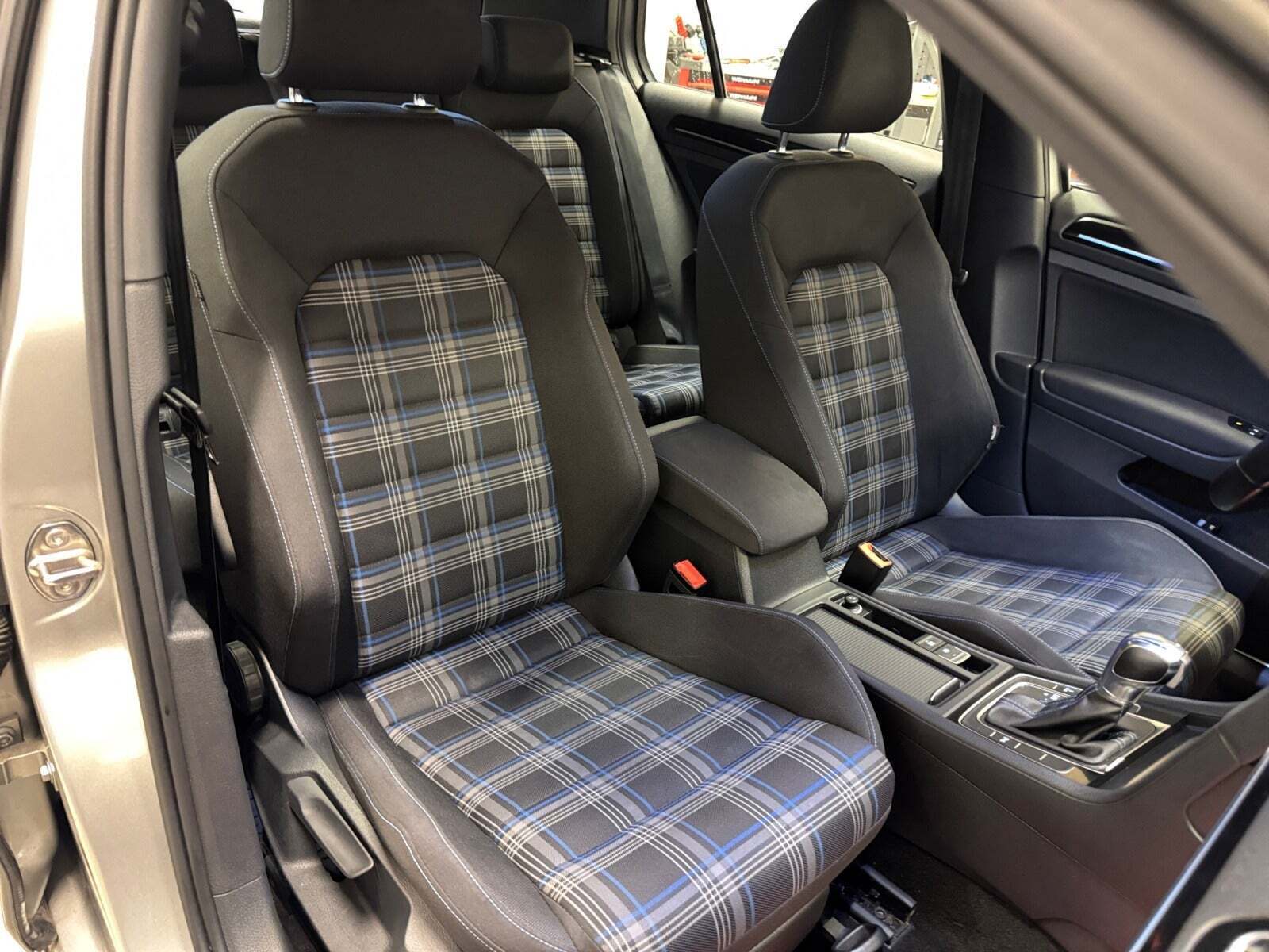 Orange VW Golf VII fra 2016