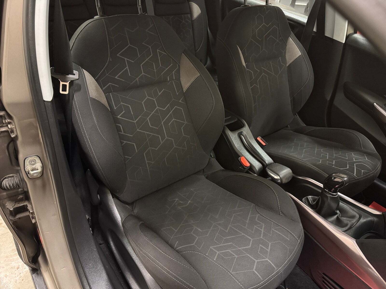 Beige Peugeot 2008 fra 2014