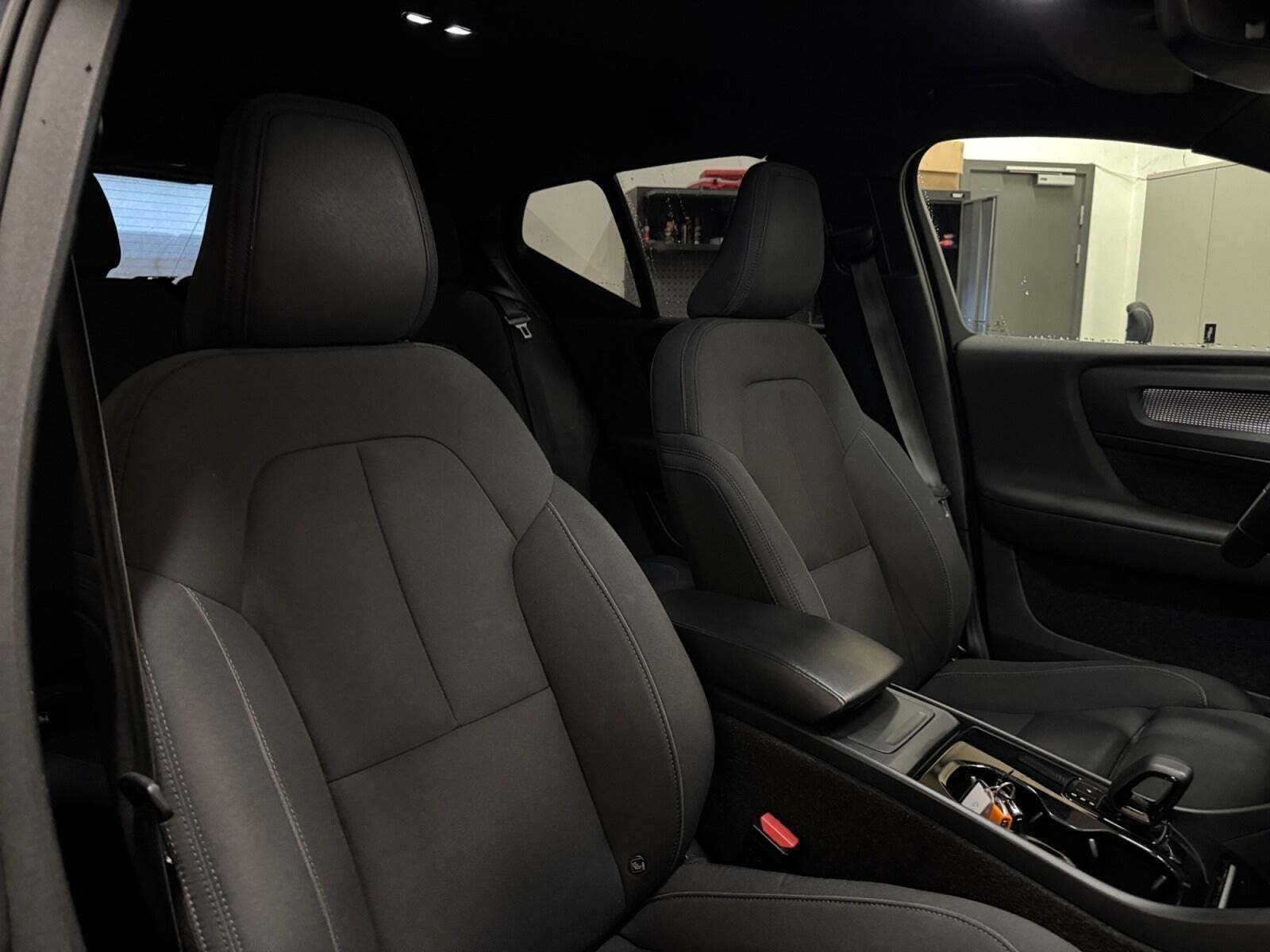 Blå Volvo XC40 fra 2022