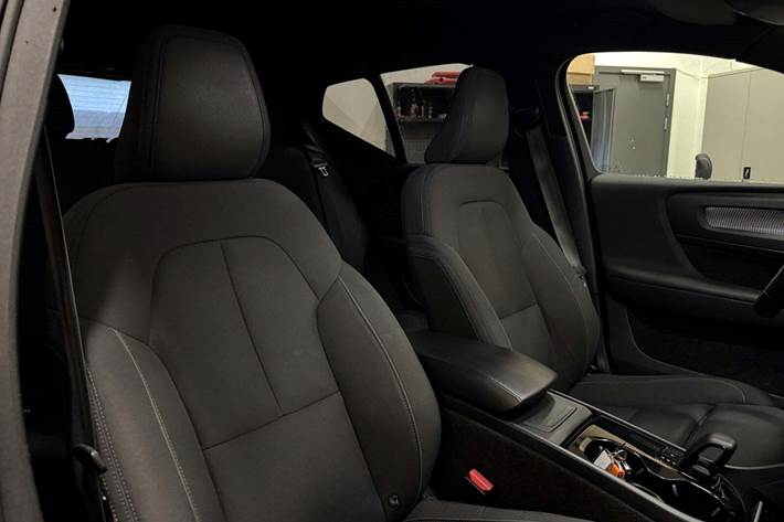 Blå Volvo XC40 fra 2022