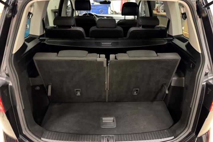 Sort VW Touran fra 2017