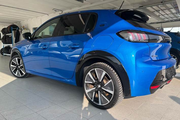 Blå Peugeot e-208 fra 2020