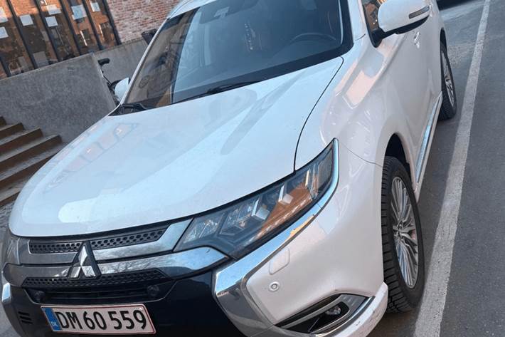 Hvid Mitsubishi Outlander fra 2020