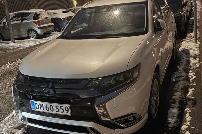 Hvid Mitsubishi Outlander fra 2020