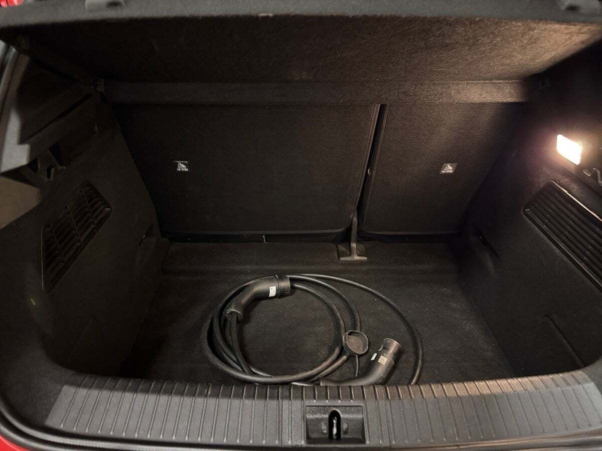 Rød Renault Megane E-Tech fra 2023