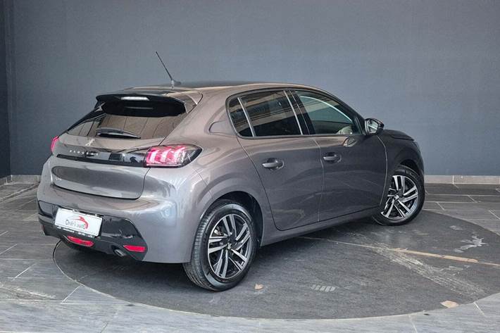 Grå Peugeot 208 fra 2023
