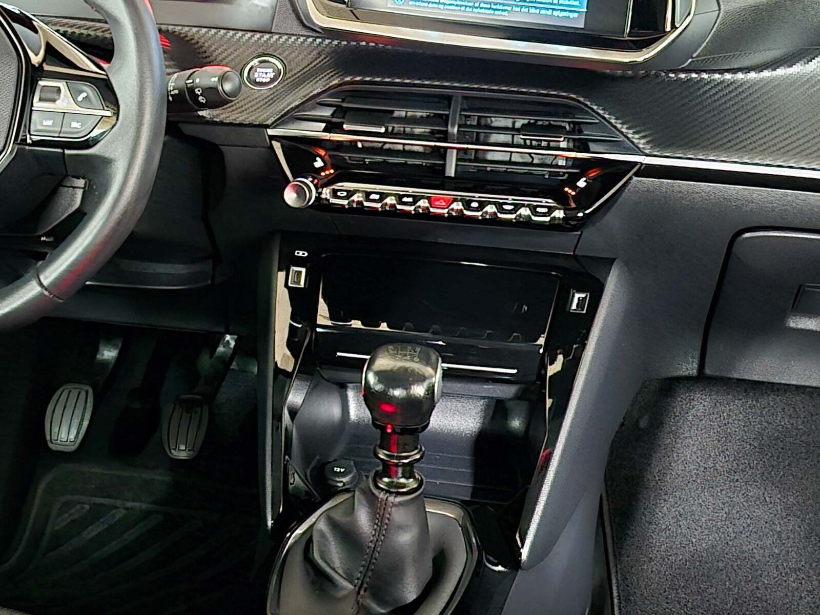 Grå Peugeot 208 fra 2023