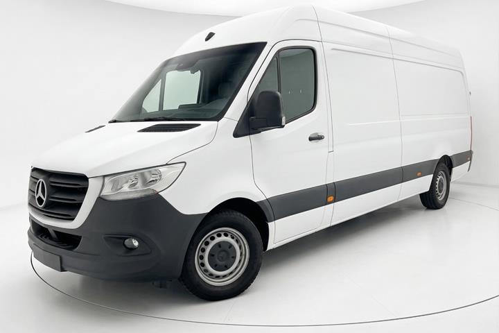 Hvid Mercedes Sprinter 316 fra 2020 set udefra