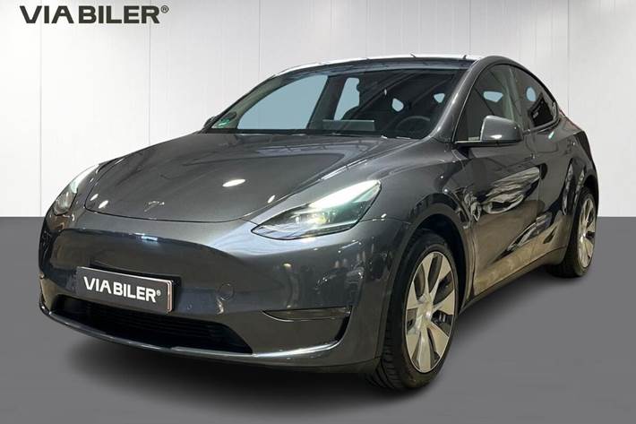 Grå Tesla Model Y fra 2021