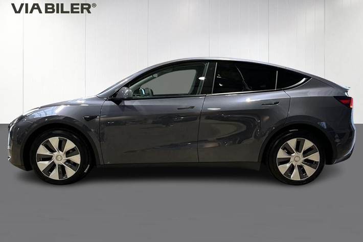 Grå Tesla Model Y fra 2021