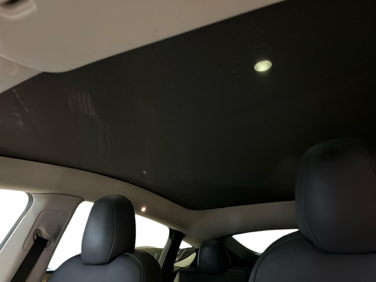 Grå Tesla Model Y fra 2021