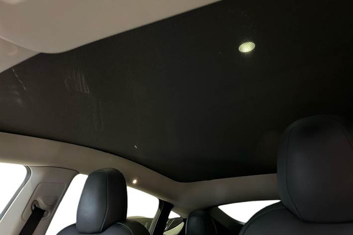 Grå Tesla Model Y fra 2021