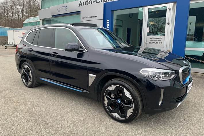 Blå BMW iX3 fra 2021