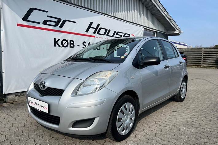 Sølv Toyota Yaris fra 2010