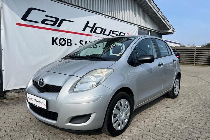 Sølv Toyota Yaris fra 2010 set udefra