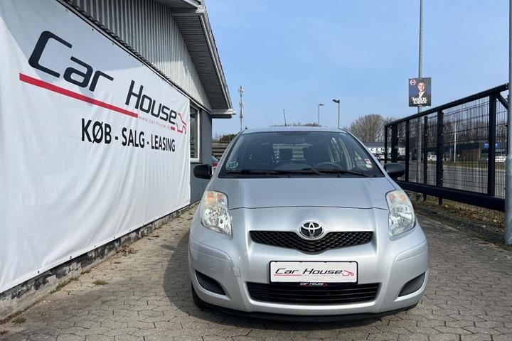 Sølv Toyota Yaris fra 2010