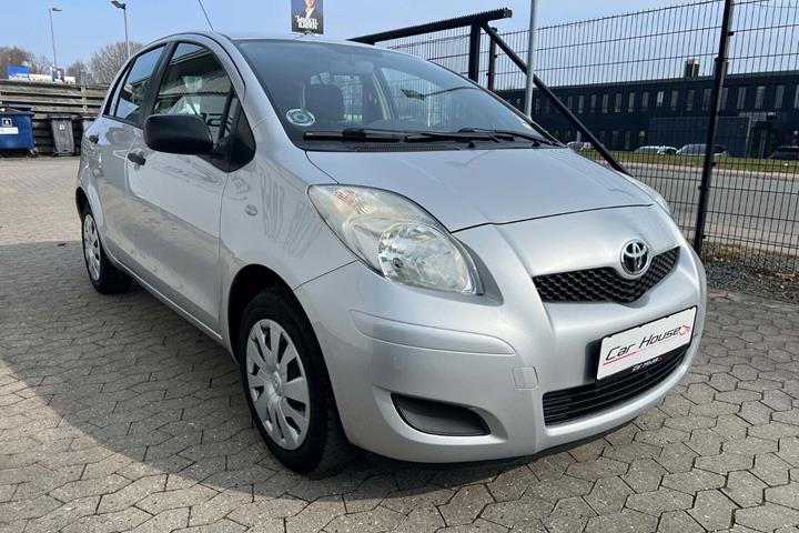 Sølv Toyota Yaris fra 2010