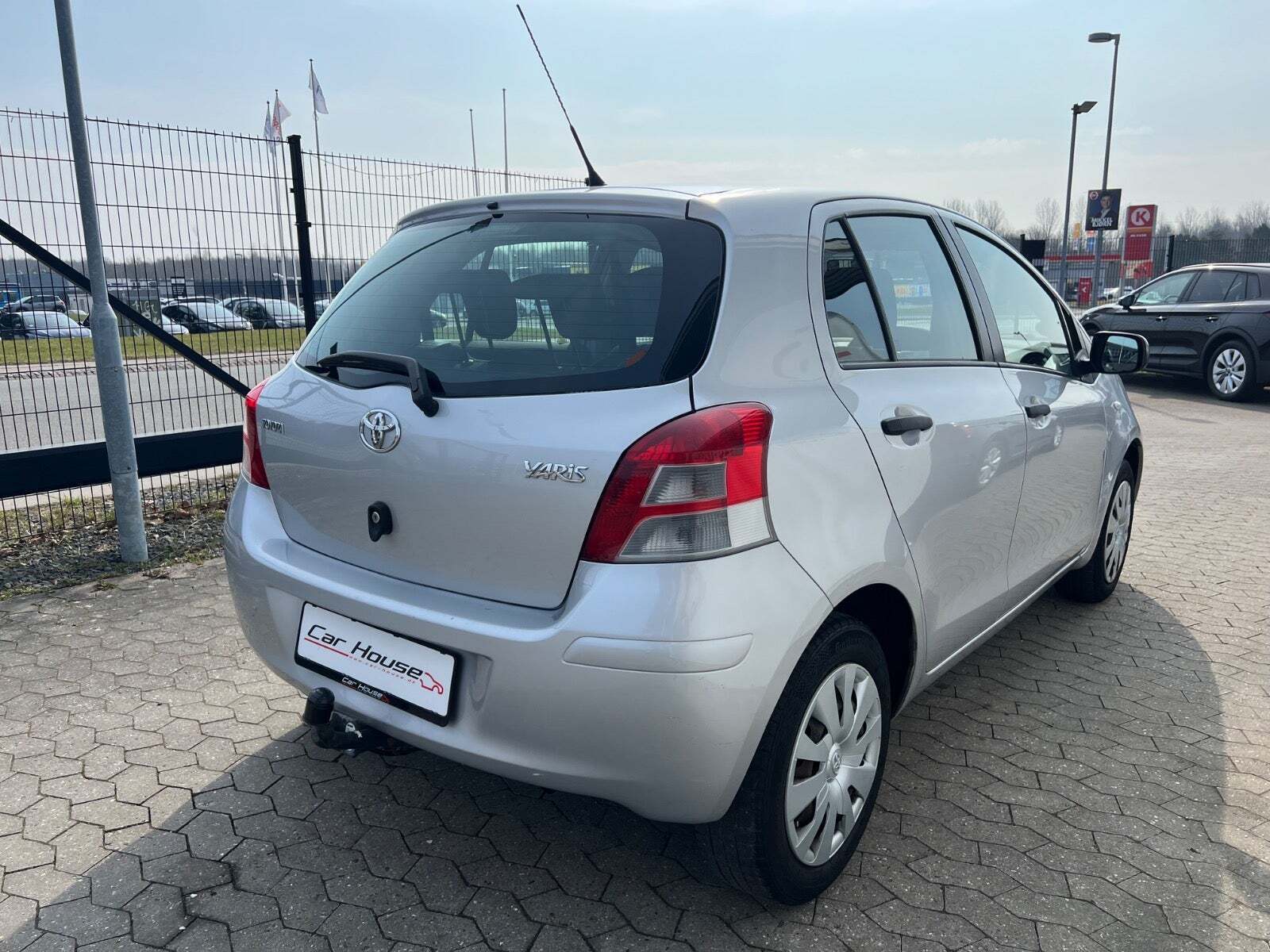 Sølv Toyota Yaris fra 2010
