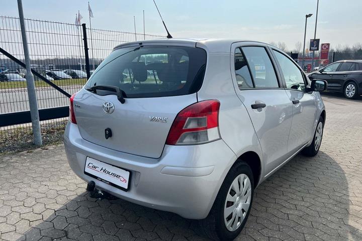 Sølv Toyota Yaris fra 2010