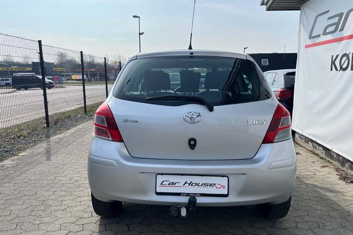 Sølv Toyota Yaris fra 2010