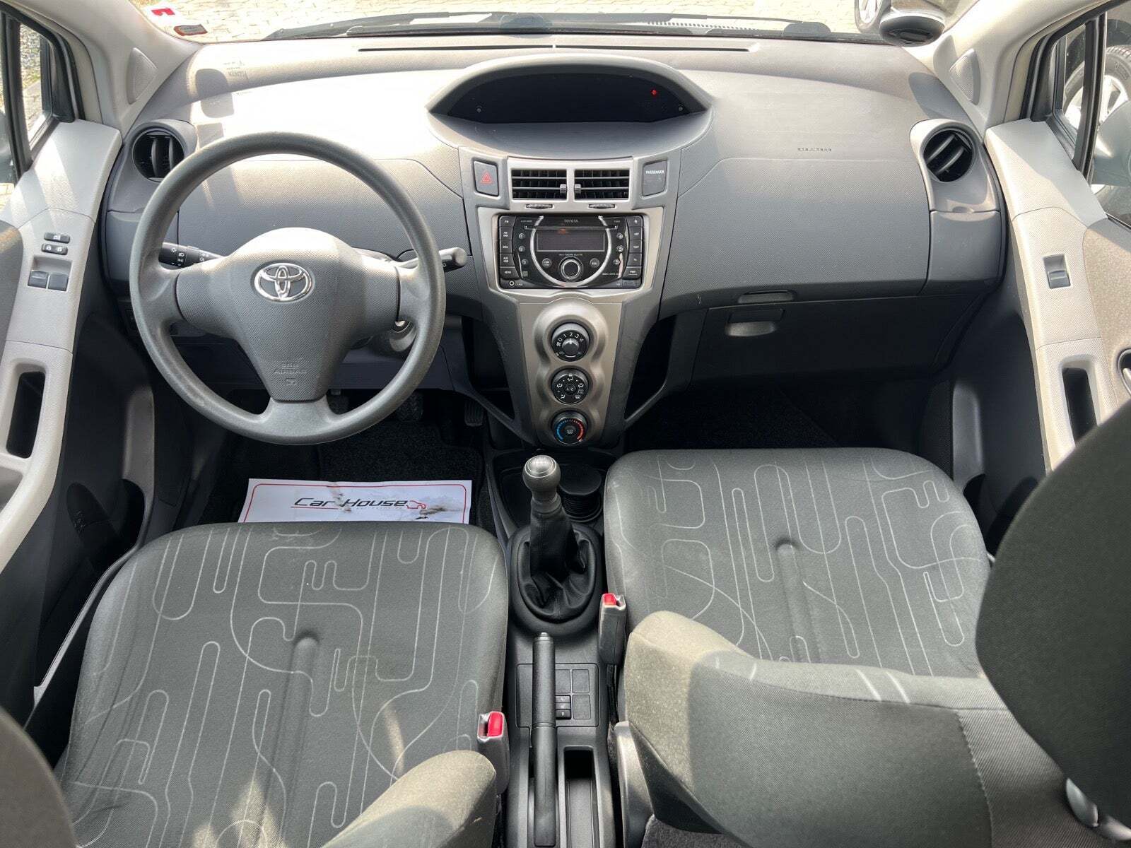 Sølv Toyota Yaris fra 2010
