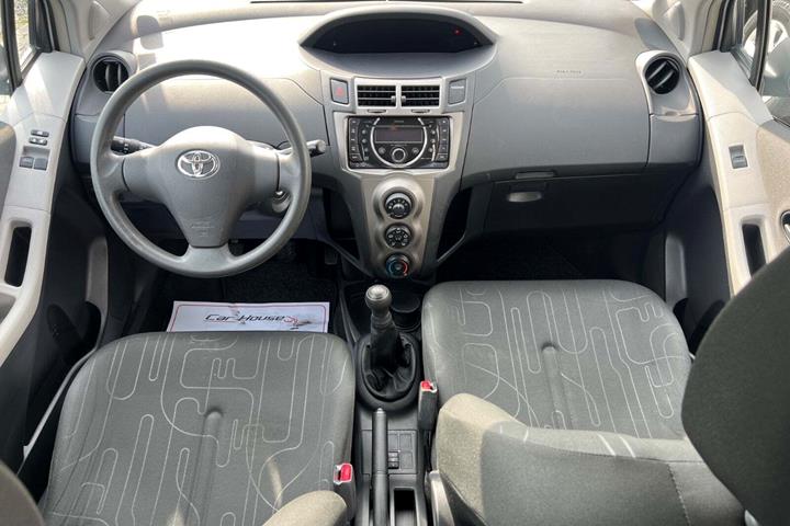 Sølv Toyota Yaris fra 2010