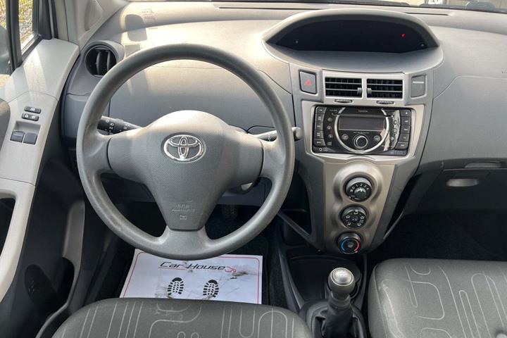 Sølv Toyota Yaris fra 2010
