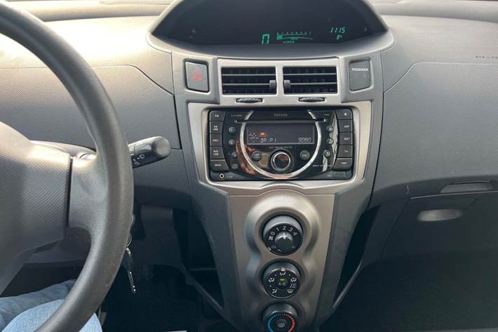 Sølv Toyota Yaris fra 2010