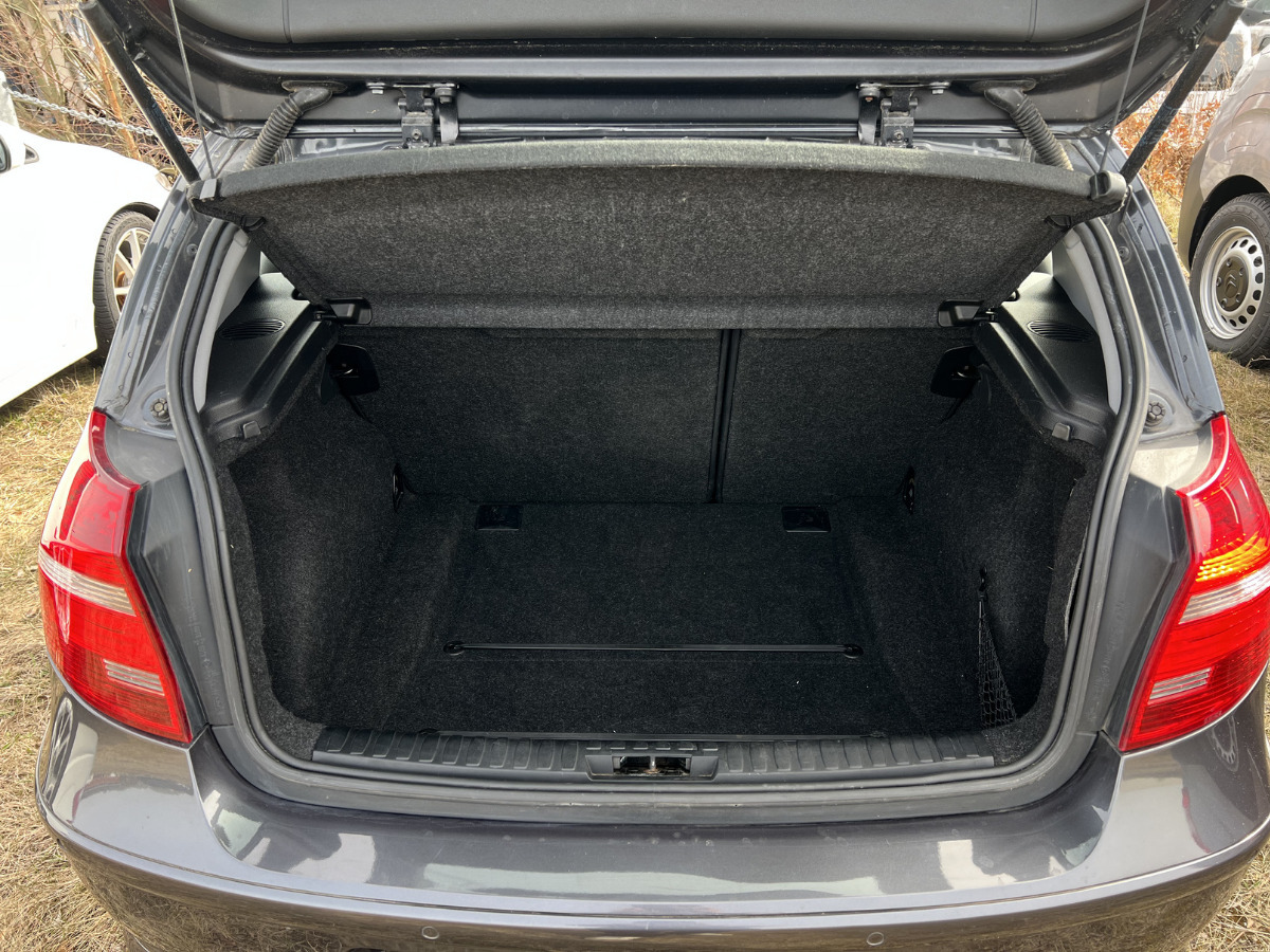 Grå BMW 118i fra 2008