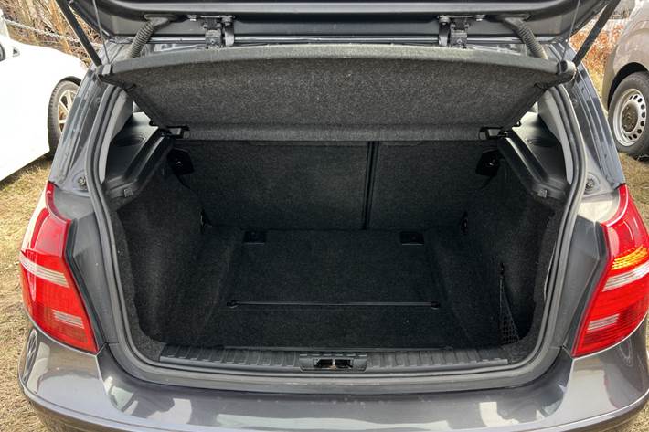 Grå BMW 118i fra 2008