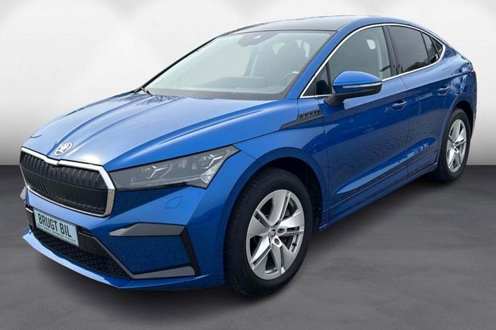 Blå Skoda Enyaq fra 2025 set udefra