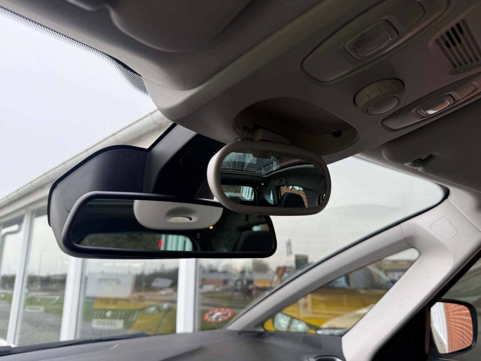 Hvid Renault Grand Scenic IV fra 2017