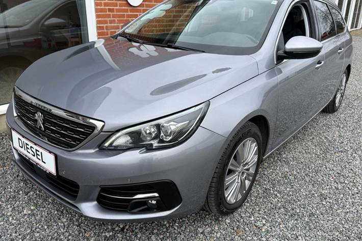 Grå Peugeot 308 fra 2019