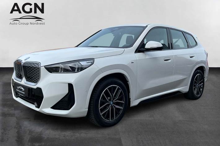 Hvid BMW iX1 fra 2024 set udefra