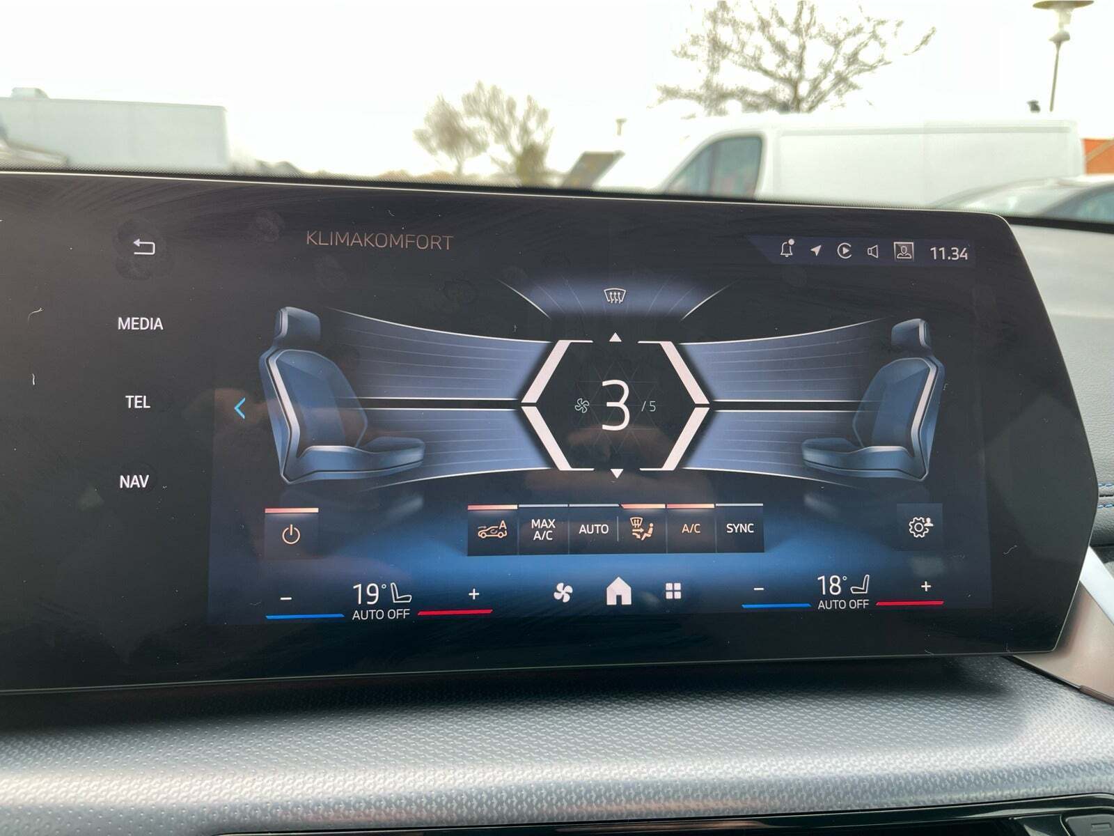 Hvid BMW iX1 fra 2024