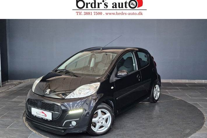 Sort Peugeot 107 fra 2013 set udefra