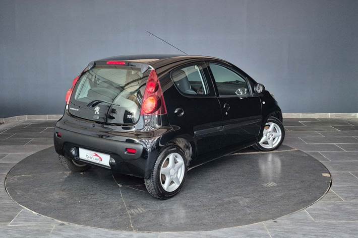 Sort Peugeot 107 fra 2013