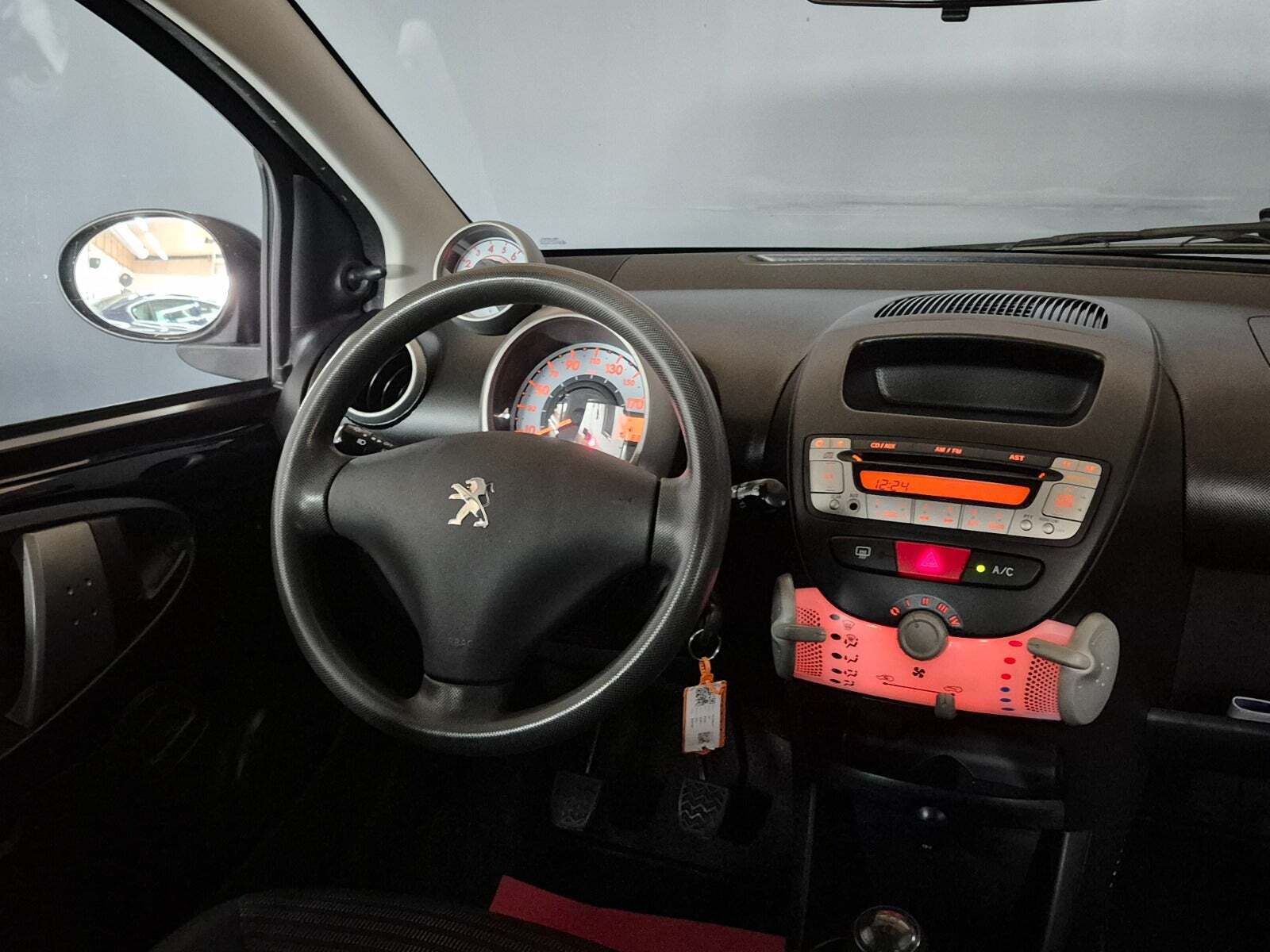 Sort Peugeot 107 fra 2013