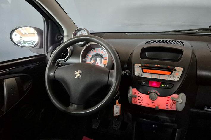 Sort Peugeot 107 fra 2013