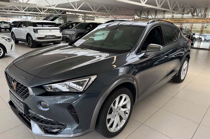 Grå Cupra Formentor fra 2023 set udefra