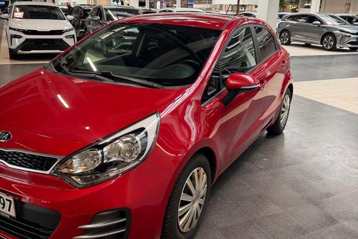 Rød Kia Rio fra 2016