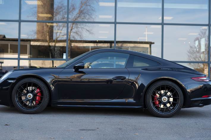 Sort Porsche 911 Carrera 4 GTS fra 2017