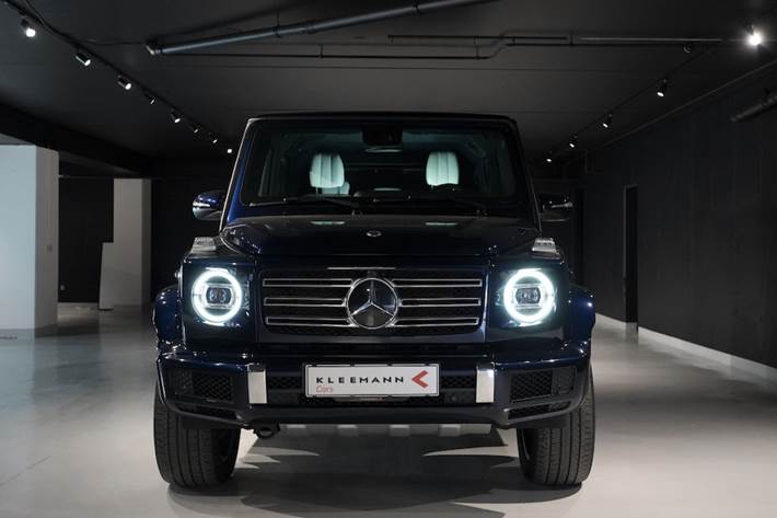 Blå Mercedes G400 d fra 2022 set udefra